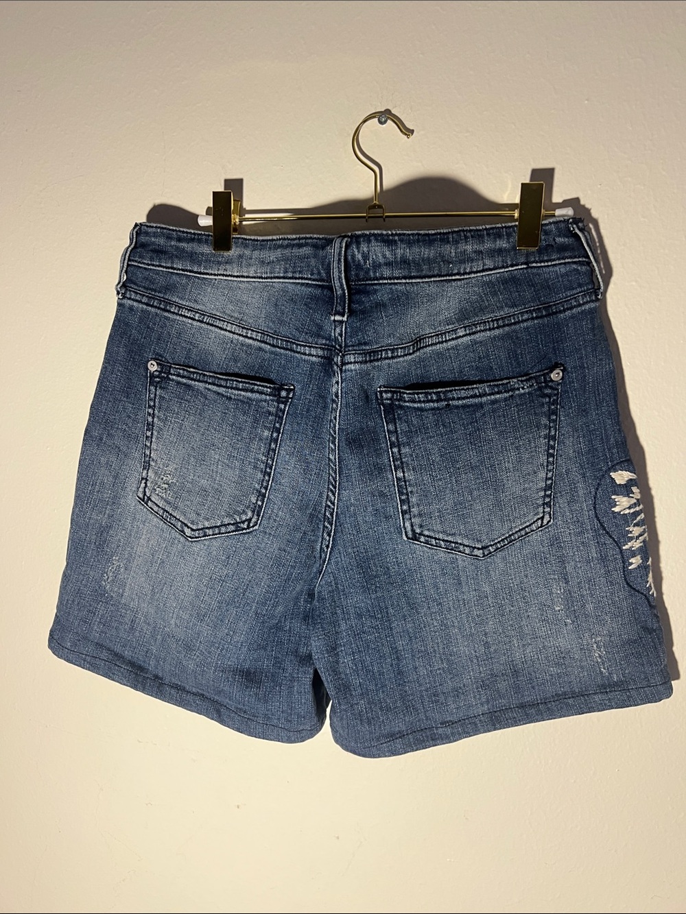 Pilcro & the Letterpress Blue Denim Slim Boyfriend Jean Shorts White Embroidery - Picture 7 of 8